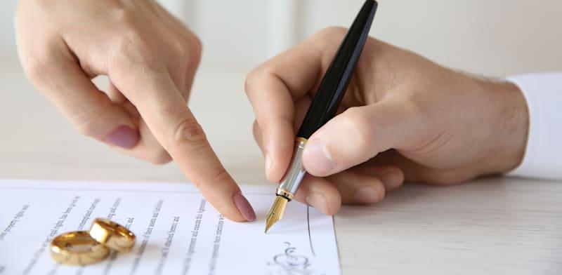 חתימה על הסכם ממון / צילום: Shutterstock, Africa Studio חתימה על הסכם ממון / צילום: Shutterstock, Africa Studio