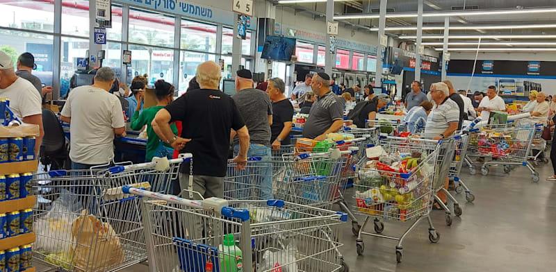 תורים ברשת אושר עד / צילום: יונתן כיתאין תורים ברשת אושר עד / צילום: יונתן כיתאין