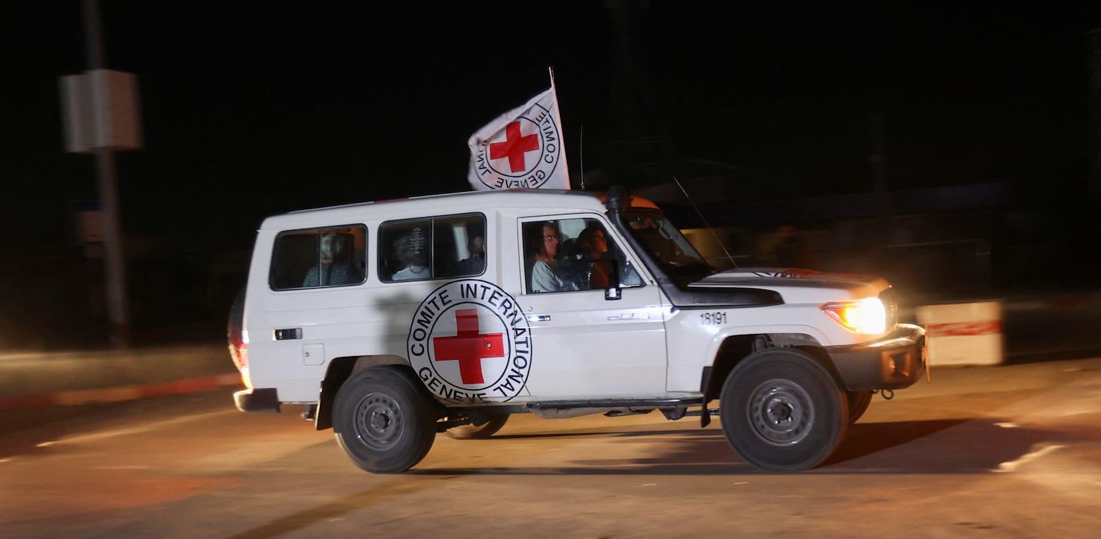 רכב הצלב האדום במעבר גבול רפיח, בשנה שעברה / צילום: Reuters, IBRAHEEM ABU MUSTAFA רכב הצלב האדום במעבר גבול רפיח, בשנה שעברה / צילום: Reuters, IBRAHEEM ABU MUSTAFA