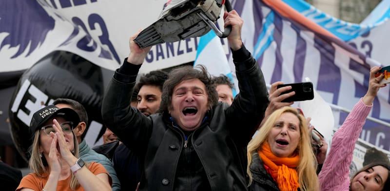 מיליי מניף מסור בעצרת בחירות / צילום: Associated Press, Natacha Pisarenko מיליי מניף מסור בעצרת בחירות / צילום: Associated Press, Natacha Pisarenko