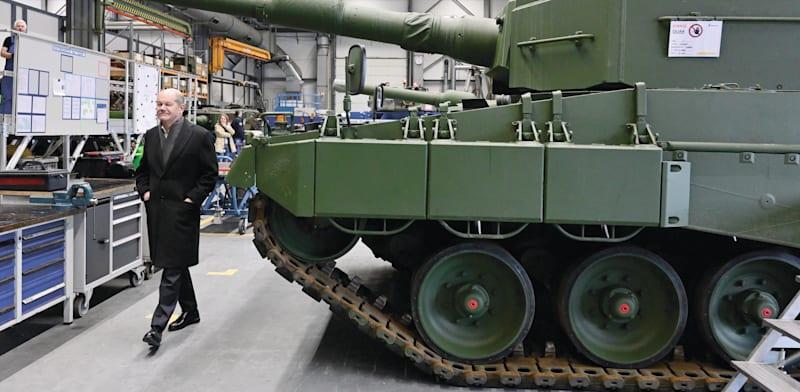 קנצלר גרמניה אולף שולץ מבקר בפס ייצור עתידי של תותחים / צילום: ap, Fabian Bimmer קנצלר גרמניה אולף שולץ מבקר בפס ייצור עתידי של תותחים / צילום: ap, Fabian Bimmer