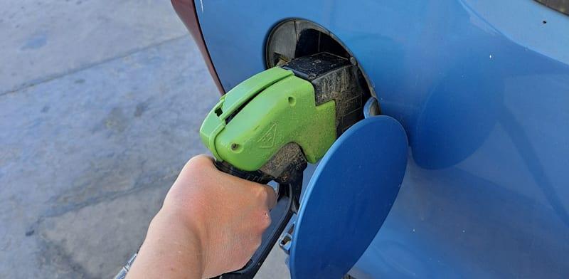 תדלוק בתחנת דלק / צילום: טלי בוגדנובסקי תדלוק בתחנת דלק / צילום: טלי בוגדנובסקי