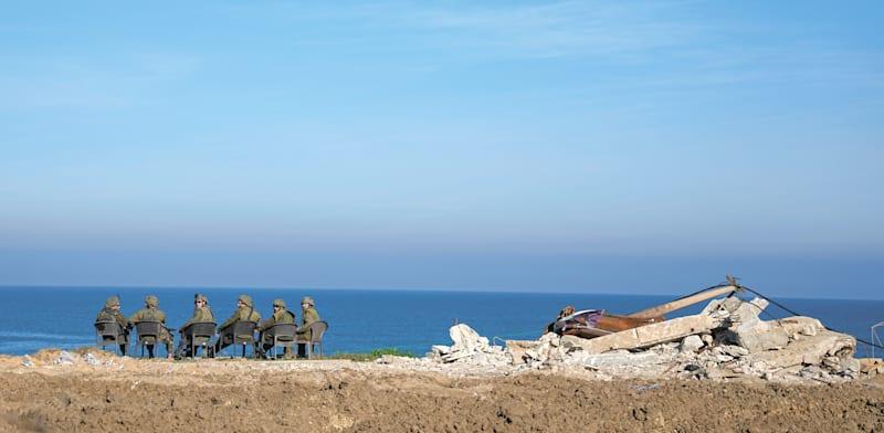 חיילי מילואים בחוף עזה / צילום: Associated Press, Ariel Schalit חיילי מילואים בחוף עזה / צילום: Associated Press, Ariel Schalit