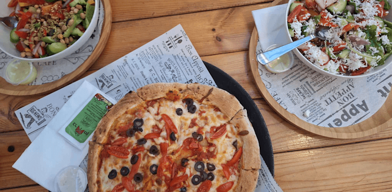 פיצות וסלטים ב''רוחמה'' / צילום: קרן חמיאל פיצות וסלטים ב''רוחמה'' / צילום: קרן חמיאל