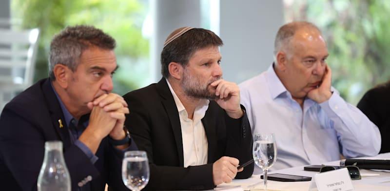 מימין לשמאל: יו''ר נשיאות המגזר העסקי דובי אמיתי, שר האוצר בצלאל סמוטריץ' ונשיא המגזר העסקי רון תומר / צילום: חן גלילי מימין לשמאל: יו''ר נשיאות המגזר העסקי דובי אמיתי, שר האוצר בצלאל סמוטריץ' ונשיא המגזר העסקי רון תומר / צילום: חן גלילי