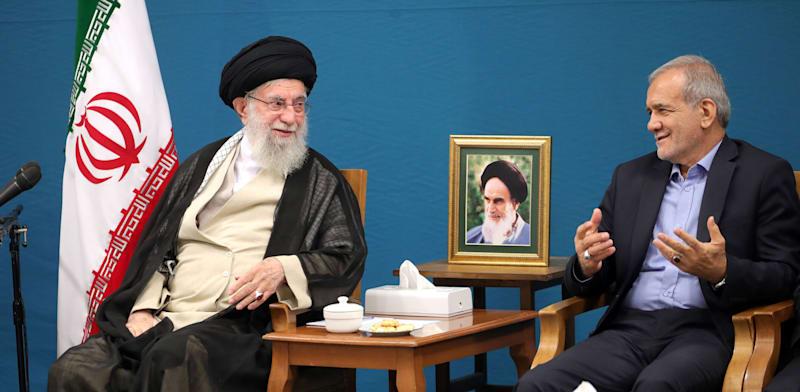 נשיא איראן מסעוד פזשכיאן והמנהיג העליון עלי ח'אמנאי / צילום: רויטרס נשיא איראן מסעוד פזשכיאן והמנהיג העליון עלי ח'אמנאי / צילום: רויטרס