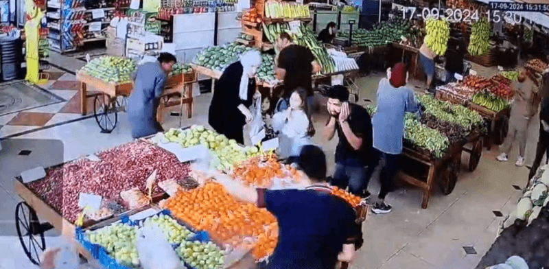 אנשים נמלטים מהדי הפיצוץ / צילום: צילום מסך מטוויטר אנשים נמלטים מהדי הפיצוץ / צילום: צילום מסך מטוויטר