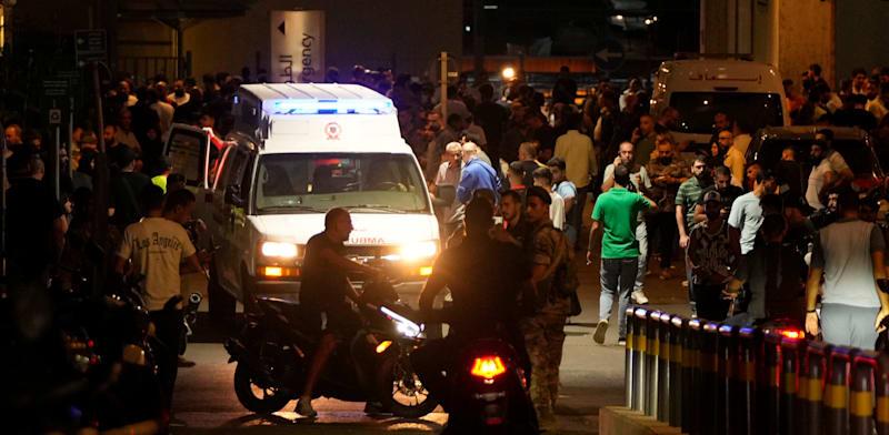 אנשים מתאספים סביב אמבולנס סמוך לביה''ח האמריקאי בביירות, הערב / צילום: ap, Hassan Ammar אנשים מתאספים סביב אמבולנס סמוך לביה''ח האמריקאי בביירות, הערב / צילום: ap, Hassan Ammar