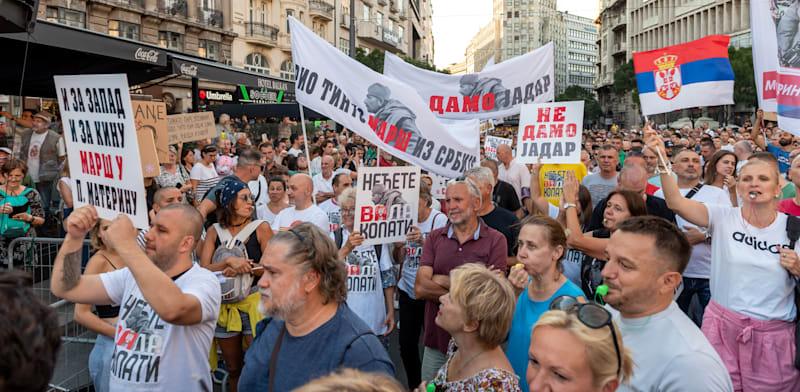מחאה במרכז בלגרד נגד כוונת ריו טינטו להקים מכרה ליתיום, אוגוסט 2024 / צילום: Shutterstock מחאה במרכז בלגרד נגד כוונת ריו טינטו להקים מכרה ליתיום, אוגוסט 2024 / צילום: Shutterstock