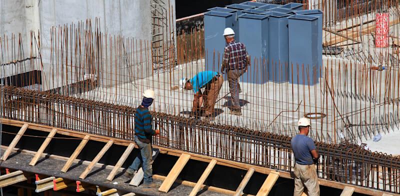 פועלים באתר בנייה / צילום: Shutterstock פועלים באתר בנייה / צילום: Shutterstock