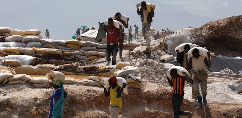 עיירת כריית הקולטן רובאיה שבמזרח קונגו. נשלטת ע''י המיליציות / צילום: Reuters, Baz Ratner עיירת כריית הקולטן רובאיה שבמזרח קונגו. נשלטת ע''י המיליציות / צילום: Reuters, Baz Ratner