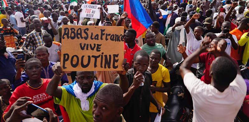 הפגנה בעד רוסיה וההפיכה הצבאית בניז'ר / צילום: ap, Sam Mednick הפגנה בעד רוסיה וההפיכה הצבאית בניז'ר / צילום: ap, Sam Mednick