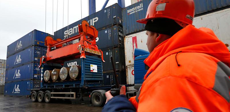 מכולות אורניום מועלות לספינה, בנמל בסנט פטרסבורג / צילום: ap, Dmitry Lovetsky מכולות אורניום מועלות לספינה, בנמל בסנט פטרסבורג / צילום: ap, Dmitry Lovetsky