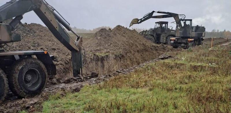 עבודות החפירה של הגדר הפולנית / צילום: מתוך עמוד הX של דונלד טוסק עבודות החפירה של הגדר הפולנית / צילום: מתוך עמוד הX של דונלד טוסק