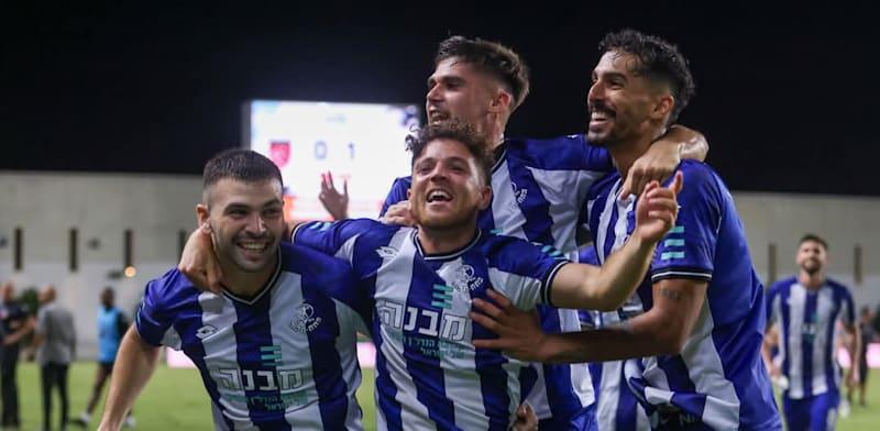 שחקני הפועל פתח תקווה. מאמצת: קבוצת מבנה / צילום: אסף הופמן שחקני הפועל פתח תקווה. מאמצת: קבוצת מבנה / צילום: אסף הופמן