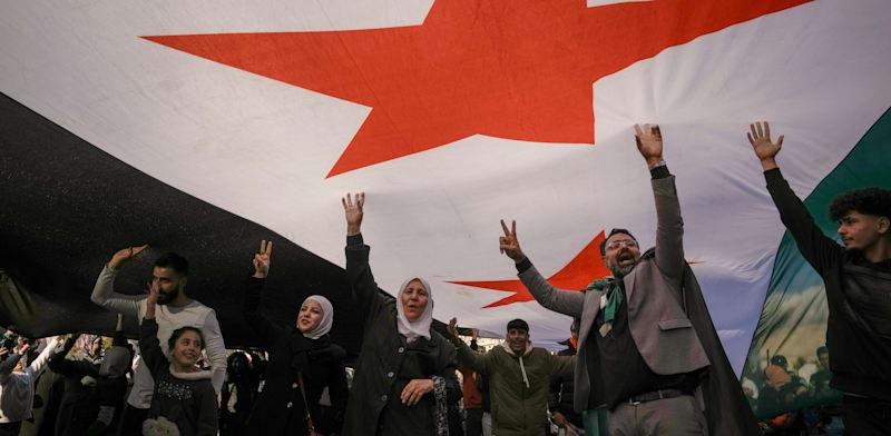 החגיגות בכיכר המרכזית של דמשק לאחר הדחת אסד / צילום: ap, Leo Correa החגיגות בכיכר המרכזית של דמשק לאחר הדחת אסד / צילום: ap, Leo Correa