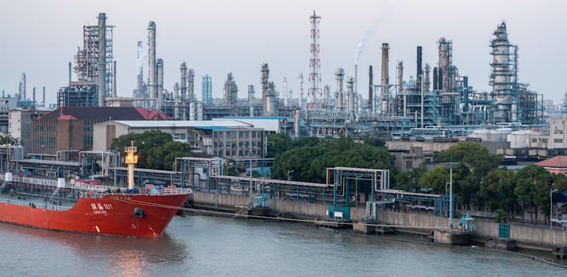 בתי זיקוק בשנגחאי, סין / צילום: Shutterstock בתי זיקוק בשנגחאי, סין / צילום: Shutterstock