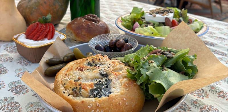 מאפים וסלטים בעגלונת / צילום: נעמה גולדשטיין מאפים וסלטים בעגלונת / צילום: נעמה גולדשטיין