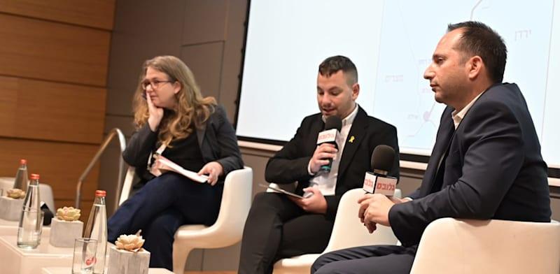 עידן מועלם, ראש הרשות לתחבורה ציבורית, ועו''ד תמי גנות, סמנכ''לית אדם טבע ודין, בשיחה עם כתב גלובס אסף זגריזק בכנס תשתית לעתיד של גלובס / צילום: תמר מצפי עידן מועלם, ראש הרשות לתחבורה ציבורית, ועו''ד תמי גנות, סמנכ''לית אדם טבע ודין, בשיחה עם כתב גלובס אסף זגריזק בכנס תשתית לעתיד של גלובס / צילום: תמר מצפי