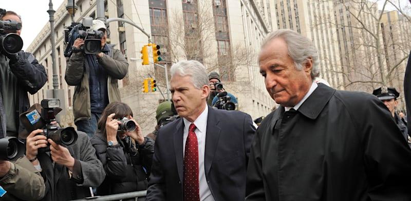 ברני מיידוף בדרך לבית המשפט / צילום: ap, Louis Lanzano ברני מיידוף בדרך לבית המשפט / צילום: ap, Louis Lanzano