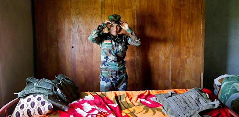 איזידית במוסול, עיראק, אפריל 2016. איזידיות התגייסו נגד אנשי דאע''ש שתקפו נשים מקהילתן / צילום: Reuters, Ahmed Jadallah איזידית במוסול, עיראק, אפריל 2016. איזידיות התגייסו נגד אנשי דאע''ש שתקפו נשים מקהילתן / צילום: Reuters, Ahmed Jadallah