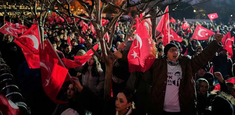 מפגינים מתאספים מחוץ לבית העירייה באיסטנבול כדי למחות על מעצרו של ראש עיריית איסטנבול, אקרם אימאמאולו / צילום: Associated Press, Emrah Gurel מפגינים מתאספים מחוץ לבית העירייה באיסטנבול כדי למחות על מעצרו של ראש עיריית איסטנבול, אקרם אימאמאולו / צילום: Associated Press, Emrah Gurel