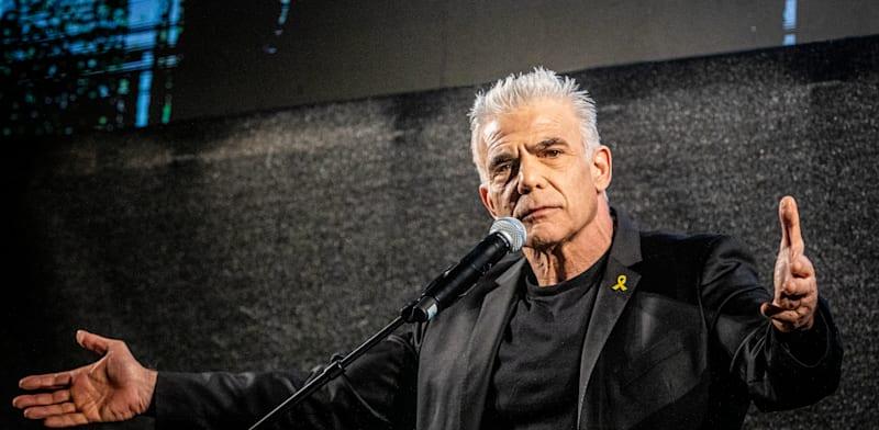 ''נארגן מרד מסים''. יאיר לפיד נואם בהפגנה במוצ''ש / צילום: Reuters, Eyal Warshavsky ''נארגן מרד מסים''. יאיר לפיד נואם בהפגנה במוצ''ש / צילום: Reuters, Eyal Warshavsky