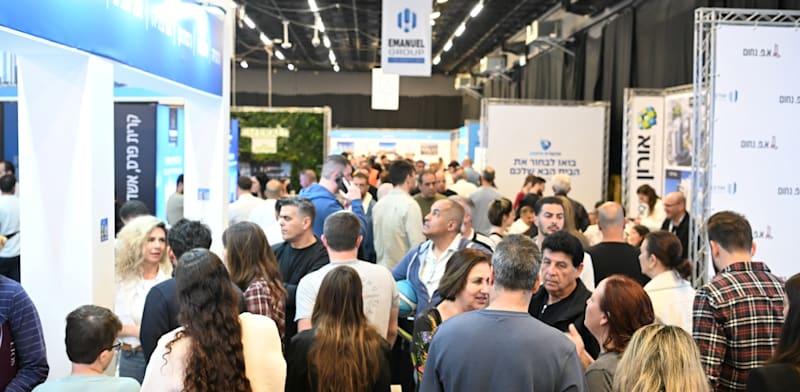 יריד הדירות 2025 של קבוצת עמנואל וארגון הקבלנים. ''בלימה מסוימת בעליית מחירי הדירות'' / צילום: עידן גרוס יריד הדירות 2025 של קבוצת עמנואל וארגון הקבלנים. ''בלימה מסוימת בעליית מחירי הדירות'' / צילום: עידן גרוס