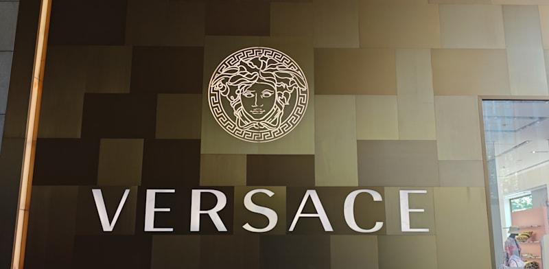 סניף ורסאצ'ה בשנגחאי / צילום: Reuters, Costfoto סניף ורסאצ'ה בשנגחאי / צילום: Reuters, Costfoto