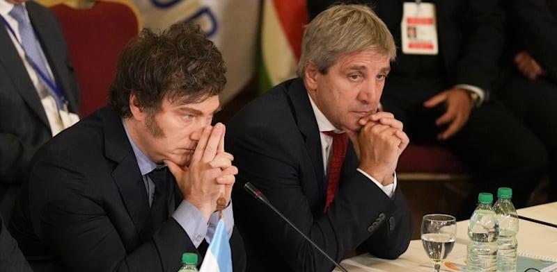 נשיא ארגנטינה, חביאר מיליי, לצד שר הכלכלה שלו, לואיס קפוטו / צילום: ap, Matilde Campodonico נשיא ארגנטינה, חביאר מיליי, לצד שר הכלכלה שלו, לואיס קפוטו / צילום: ap, Matilde Campodonico