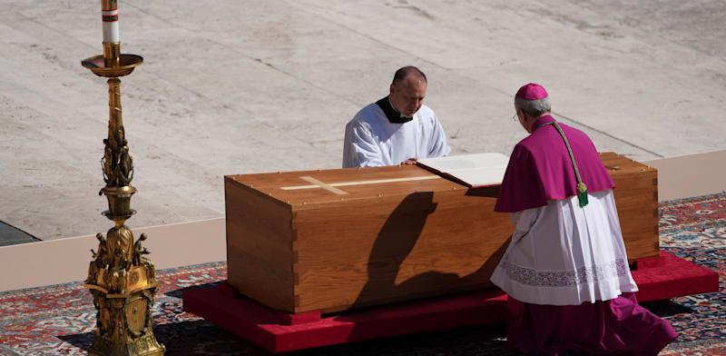 ארונו של האפיפיור פרנציסקוס / צילום: Associated Press, Evan Vucci ארונו של האפיפיור פרנציסקוס / צילום: Associated Press, Evan Vucci