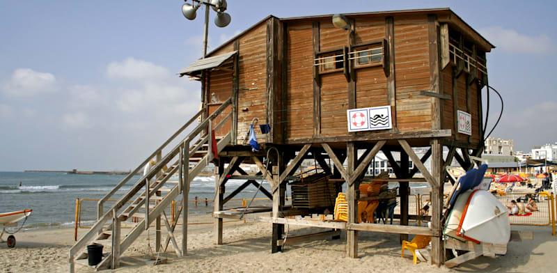 ''שלחתי אל סוכת המציל חיוך פלרטטני''. הילד שעליו שמרה הופך לנָכֶה והגיבורה הופכת למנודה / צילום: Shutterstock ''שלחתי אל סוכת המציל חיוך פלרטטני''. הילד שעליו שמרה הופך לנָכֶה והגיבורה הופכת למנודה / צילום: Shutterstock