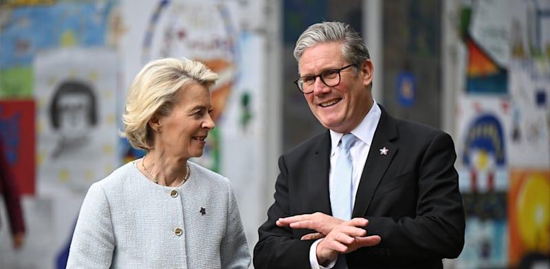 ראש ממשלת בריטניה קיר סטארמר ונשיאת הנציבות האירופי אורסולה פון-דר-ליין / צילום: ap, Leon Neal ראש ממשלת בריטניה קיר סטארמר ונשיאת הנציבות האירופי אורסולה פון-דר-ליין / צילום: ap, Leon Neal