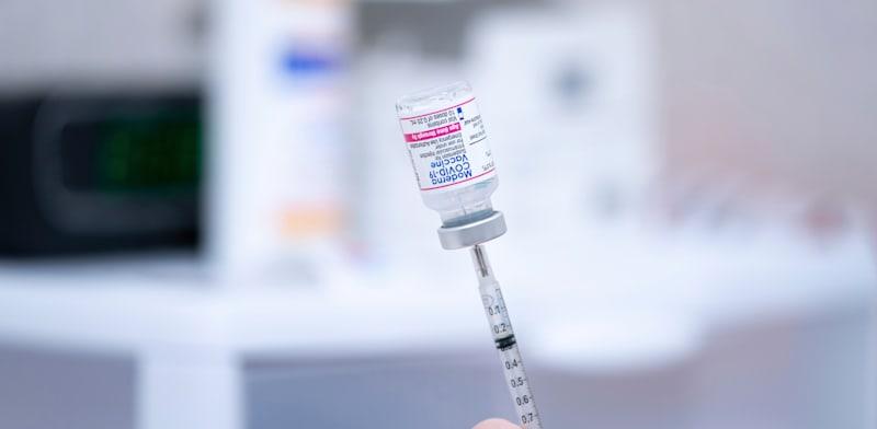 חיסון נגד קורונה של חברת מודרנה / צילום: ap, Sean Rayford חיסון נגד קורונה של חברת מודרנה / צילום: ap, Sean Rayford