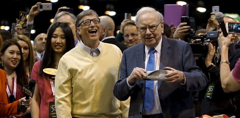 באפט וגייטס. באסיפת משקיעי ברקשייר באומהה, 2015 / צילום: Reuters, Rick Wilking באפט וגייטס. באסיפת משקיעי ברקשייר באומהה, 2015 / צילום: Reuters, Rick Wilking