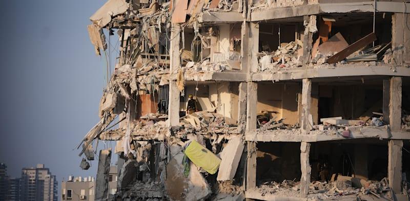 בניין בבת ים שנפגע מטיל איראני, יוני 2025 / צילום: ap, Ohad Zwigenberg בניין בבת ים שנפגע מטיל איראני, יוני 2025 / צילום: ap, Ohad Zwigenberg