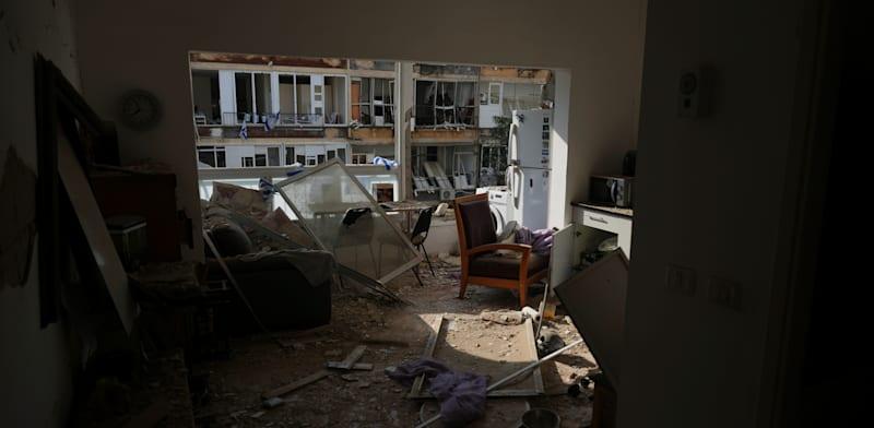 דירה שנפגעה בזירת נפילה בתל אביב / צילום: ap, Ariel Schalit דירה שנפגעה בזירת נפילה בתל אביב / צילום: ap, Ariel Schalit