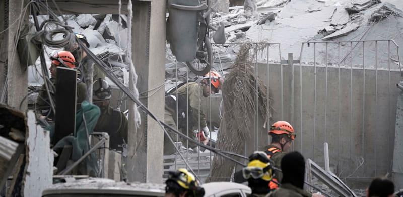 הנזק הכבד בעקבות פגיעת טיל איראני שנפל בבני ברק / צילום: ap, Leo Correa הנזק הכבד בעקבות פגיעת טיל איראני שנפל בבני ברק / צילום: ap, Leo Correa
