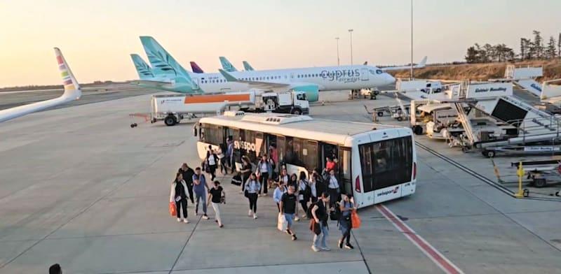 ישראלים בלרנקה בדרך לארץ / צילום: דוברות ארקיע ישראלים בלרנקה בדרך לארץ / צילום: דוברות ארקיע