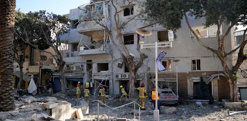 בניין שנפגע מטיל איראני בחיפה / צילום: ap, Baz Ratner בניין שנפגע מטיל איראני בחיפה / צילום: ap, Baz Ratner