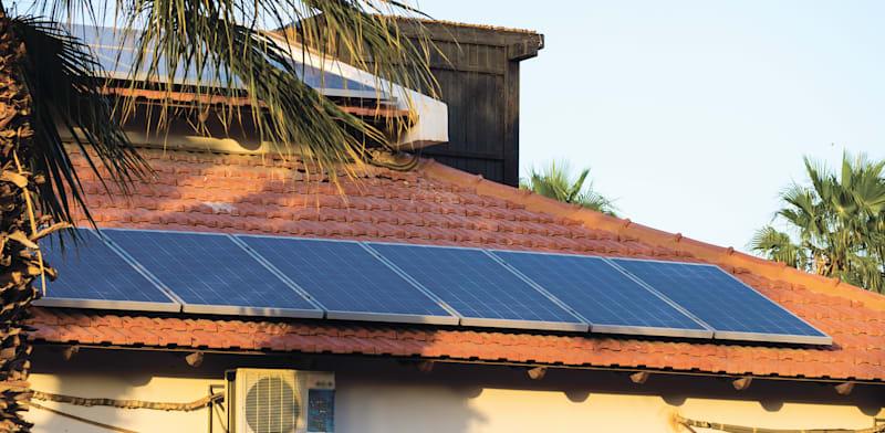 פאנלים סולאריים על גג בית מגורים / צילום: Shutterstock פאנלים סולאריים על גג בית מגורים / צילום: Shutterstock