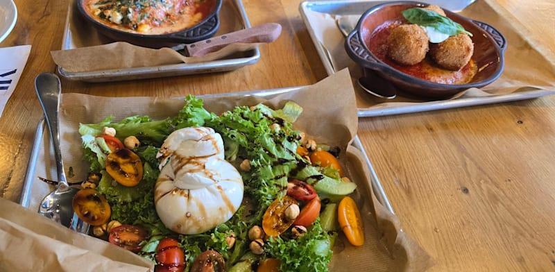 מאפים וסלטים ב–Benno / צילום: אורנה בן חיים מאפים וסלטים ב–Benno / צילום: אורנה בן חיים