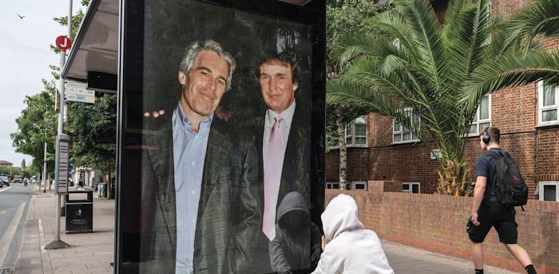 תמונה של דונלד טראמפ עם ג'פרי אפשטיין נתלתה במחאה בתחנת אוטובוס, לונדון / צילום: ap, Thomas Krych תמונה של דונלד טראמפ עם ג'פרי אפשטיין נתלתה במחאה בתחנת אוטובוס, לונדון / צילום: ap, Thomas Krych