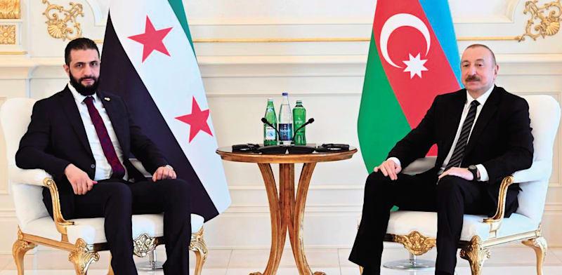 נשיא אזרבייג'ן אילהם אלייב (מימין) ונשיא סוריה הזמני אחמד א-שרע, אזרבייג'ן / צילום: ap, Azerbaijani Presidential Press Office נשיא אזרבייג'ן אילהם אלייב (מימין) ונשיא סוריה הזמני אחמד א-שרע, אזרבייג'ן / צילום: ap, Azerbaijani Presidential Press Office