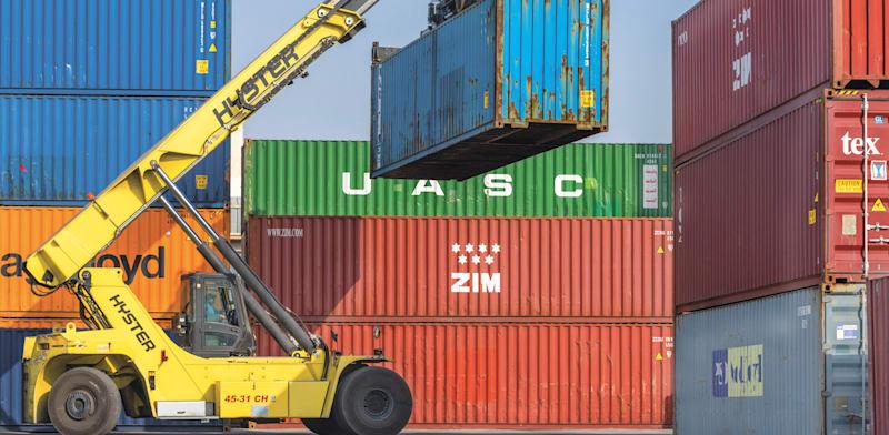 מכולות בנמל אשדוד. אי ודאות לגבי עתיד המכסים / צילום: Shutterstock מכולות בנמל אשדוד. אי ודאות לגבי עתיד המכסים / צילום: Shutterstock