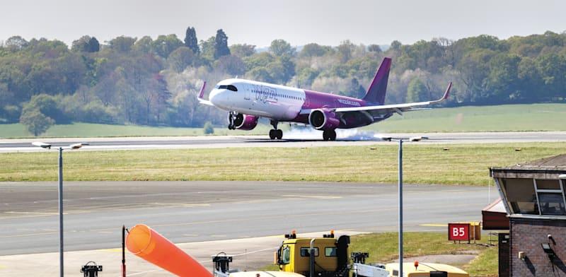 מטוס וויזאייר, לוטון לונדון / צילום: Shutterstock מטוס וויזאייר, לוטון לונדון / צילום: Shutterstock