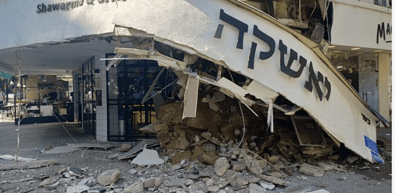 קריסת המרפסת מעל מסעדת ''יאשקה'' ברחוב דיזנגוף בתל אביב / צילום: נעמה שמגר קריסת המרפסת מעל מסעדת ''יאשקה'' ברחוב דיזנגוף בתל אביב / צילום: נעמה שמגר