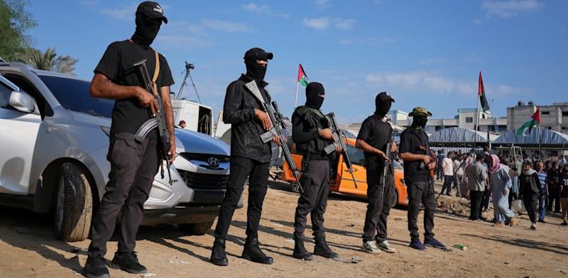 מחבלי חמאס לאחר הפסקת האש / צילום: ap, Jehad Alshrafi מחבלי חמאס לאחר הפסקת האש / צילום: ap, Jehad Alshrafi