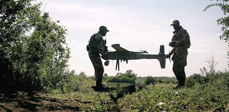 חיילים אוקראינים מתכוונים לשיגור רחפן מתוצרת מקומית / צילום: Reuters, Dmytro Smolienko חיילים אוקראינים מתכוונים לשיגור רחפן מתוצרת מקומית / צילום: Reuters, Dmytro Smolienko