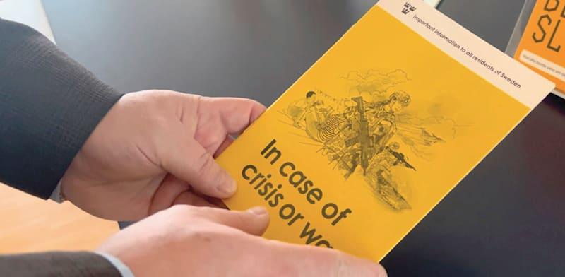 ''חוברת ההתגוננות האזרחית'' שפורסמה בשבדיה בשנה שעברה כהכנה לציבור למקרה של משבר או מלחמה / צילום: ap, Mimmi Montgomery ''חוברת ההתגוננות האזרחית'' שפורסמה בשבדיה בשנה שעברה כהכנה לציבור למקרה של משבר או מלחמה / צילום: ap, Mimmi Montgomery